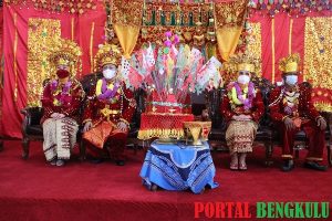 Penyambutan Bupati dan Wakil Bupati Mukomuko Meriah, Sapuan-Wasri Diberi Gelar adat