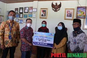 Bupati Mukomuko Serahkan Bantuan JKK Taspen Kepada Ahli Waris ASN yang Meninggal Dunia