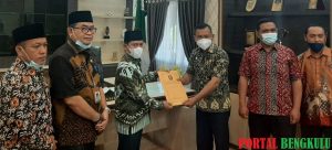 Gubernur Bengkulu Serahkan SK Pengesahan dan Pemberhentian Bupati Lebong