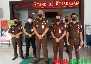 Sempat DPO, Mantan Pimpinan DPRD Akhirnya Menyerahkan Diri Ke Kejari Lebong