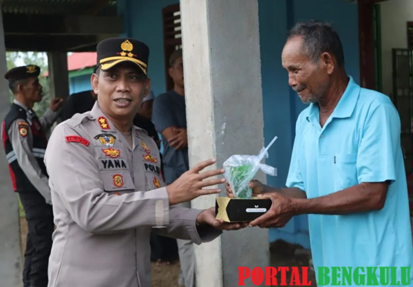 Polres Mukomuko Bagikan Takjil