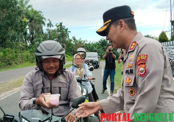 Lagi, Polres Mukomuko Bagikan Ratusan Takjil