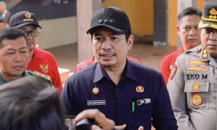 Bupati Bengkulu Utara Salurkan Seragam Gratis Untuk SD dan SMP